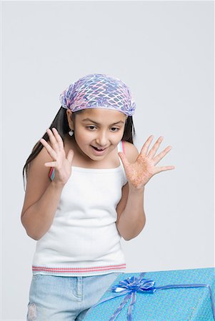 shocked tween girls - Close-up of a girl looking at a gift Stock Photo - Premium Royalty-Free, Code: 630-01709118