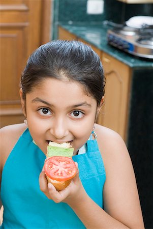 simsearch:630-01709141,k - Portrait of a girl eating a sandwich Foto de stock - Royalty Free Premium, Número: 630-01709136