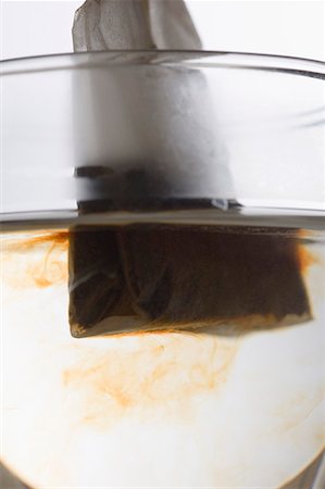sachet de thé - Gros plan d'un sachet de thé plongé dans une tasse de tisane Photographie de stock - Premium Libres de Droits, Code: 630-01709161