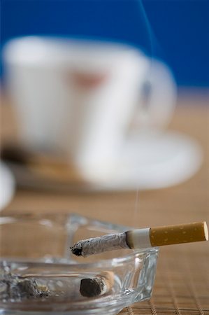 Close-up of an ashtray with cigarette butts Foto de stock - Sin royalties Premium, Código: 630-01709186