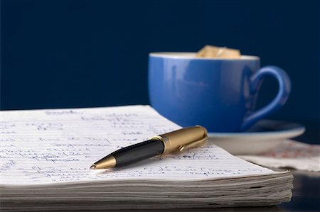 simsearch:630-01709185,k - Close-up of a pen on a notepad with a tea cup Foto de stock - Sin royalties Premium, Código: 630-01709189