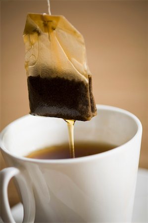 Close-up of a teabag dipped in a cup of tea Foto de stock - Sin royalties Premium, Código: 630-01709181