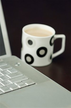 simsearch:630-01709185,k - Close-up of a laptop with a cup of tea Foto de stock - Sin royalties Premium, Código: 630-01709194