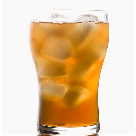 Gros plan d'un verre de limonade avec des cubes de glace Photographie de stock - Premium Libres de Droits, Code: 630-01709198