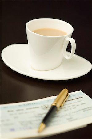 simsearch:630-01709185,k - Close-up of a pen on a check book with a cup of tea on a saucer Foto de stock - Sin royalties Premium, Código: 630-01709193