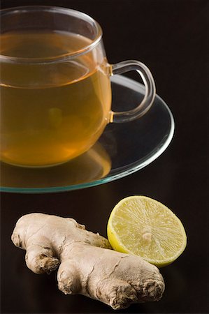 simsearch:630-01709185,k - Close-up of a cup of herbal tea with a ginger and a lemon slice Foto de stock - Sin royalties Premium, Código: 630-01709204