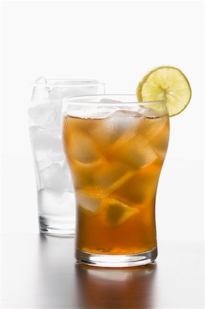 simsearch:630-02220372,k - Close-up of a glass of lemonade with ice cubes and a slice of lemon Foto de stock - Sin royalties Premium, Código: 630-01709201