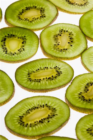 simsearch:859-03600293,k - Gros plan des tranches de fruits kiwi Photographie de stock - Premium Libres de Droits, Code: 630-01709280