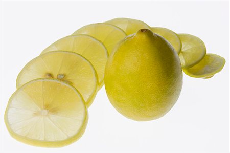 simsearch:630-01709268,k - Gros plan d'un citron avec des tranches de citron Photographie de stock - Premium Libres de Droits, Code: 630-01709297