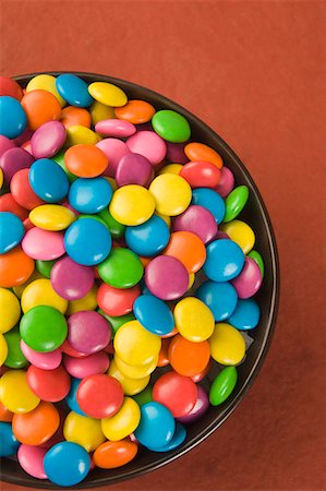 simsearch:630-01709622,k - Gros plan d'un bol rempli de bonbons multicolores Photographie de stock - Premium Libres de Droits, Code: 630-01709464