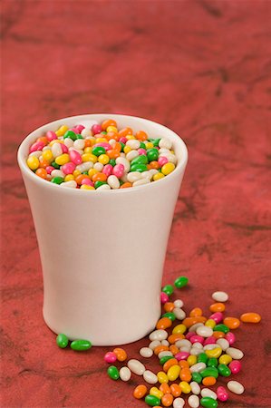 simsearch:630-01709412,k - Bonbons assortis près d'un verre en plastique Photographie de stock - Premium Libres de Droits, Code: 630-01709469