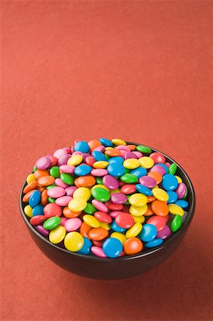 simsearch:630-01709412,k - Vue grand angle sur un bol rempli de bonbons multicolores Photographie de stock - Premium Libres de Droits, Code: 630-01709463