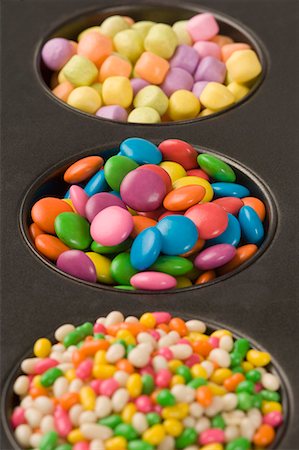 simsearch:630-01709413,k - Gros plan de bonbons avec bonbons dans un plateau de service Photographie de stock - Premium Libres de Droits, Code: 630-01709477