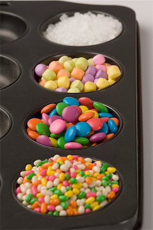 simsearch:630-01709412,k - Gros plan de bonbons avec bonbons dans un plateau de service Photographie de stock - Premium Libres de Droits, Code: 630-01709478