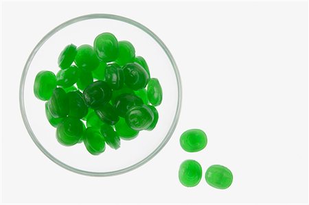 simsearch:630-01709413,k - Vue grand angle de bonbons verts dans un bol Photographie de stock - Premium Libres de Droits, Code: 630-01709499
