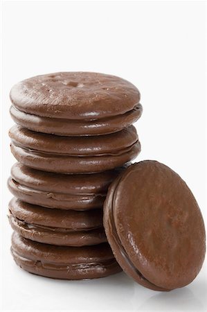 simsearch:630-01709413,k - Gros plan d'une pile de biscuits au chocolat Photographie de stock - Premium Libres de Droits, Code: 630-01709515