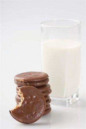 Close-up of a glass of milk with chocolate cookies Stock Photo - Premium Royalty-Free, Code: 630-01709521