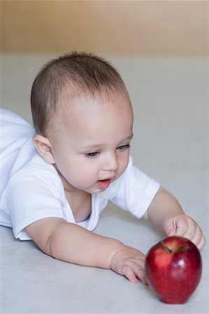 simsearch:630-01709612,k - Baby boy reaching towards an apple Stock Photo - Premium Royalty-Free, Code: 630-01709565