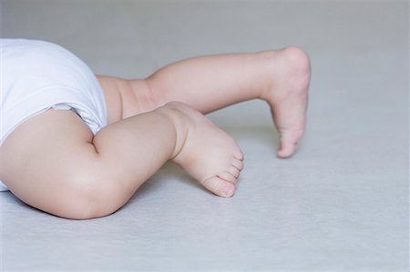 Low section view of a baby boy kneeling Stock Photo - Premium Royalty-Free, Code: 630-01709567