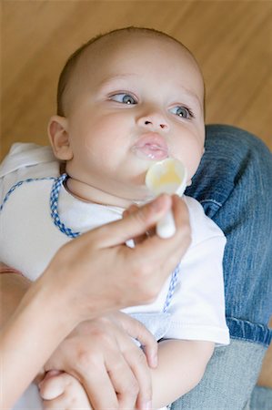 simsearch:630-01709601,k - Close-up of a person's hand feeding food to a baby boy Foto de stock - Sin royalties Premium, Código: 630-01709581