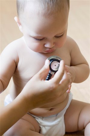 simsearch:630-01709601,k - Close-up of a person's hand examining a baby boy with a stethoscope Foto de stock - Sin royalties Premium, Código: 630-01709599