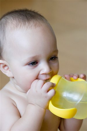 simsearch:630-01709613,k - Gros plan d'un bébé garçon l'eau potable provient d'une bouteille d'eau Photographie de stock - Premium Libres de Droits, Code: 630-01709592