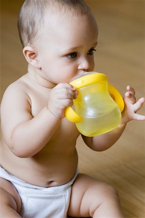 simsearch:630-01709613,k - Gros plan d'un bébé garçon l'eau potable provient d'une bouteille d'eau Photographie de stock - Premium Libres de Droits, Code: 630-01709593