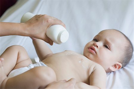 simsearch:630-01709601,k - Close-up of a person's hand putting talcum powder on the chest of a baby Foto de stock - Sin royalties Premium, Código: 630-01709614