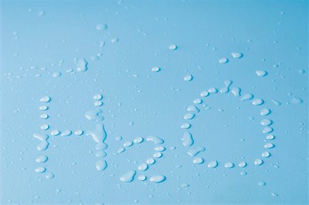 formule chimique - H2O écrit avec des gouttelettes d'eau Photographie de stock - Premium Libres de Droits, Code: 630-01709801