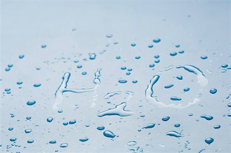 formule chimique - H2O écrit avec des gouttelettes d'eau Photographie de stock - Premium Libres de Droits, Code: 630-01709803