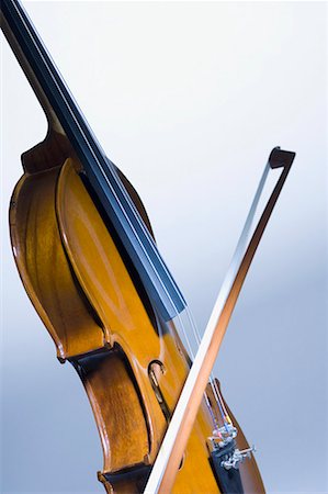 Close-up of a violin with a bow Stock Photo - Premium Royalty-Free, Code: 630-01709813