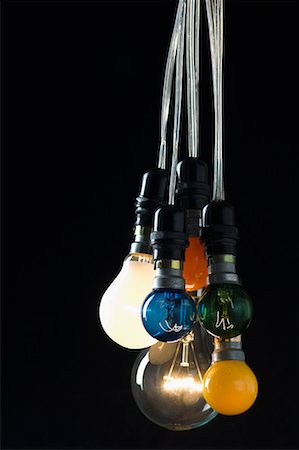 Six ampoules suspendues sur des câbles Photographie de stock - Premium Libres de Droits, Code: 630-01709843