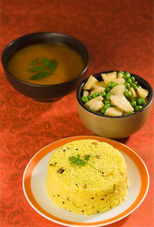 Close-up of rice in a plate with lentils and pees with potato slices Fotografie stock - Premium Royalty-Free, Codice: 630-01709891