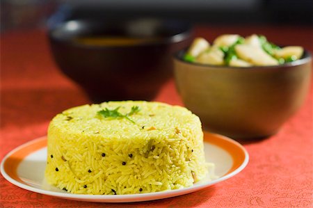 Close-up of rice in a plate with lentils and pees with potato slices Foto de stock - Royalty Free Premium, Número: 630-01709892