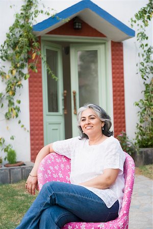 Gros plan d'une femme d'âge mûr assis dans un fauteuil et souriant Photographie de stock - Premium Libres de Droits, Code: 630-01874244
