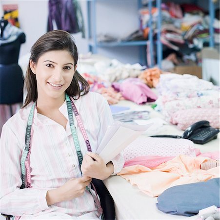 small business - Portrait d'un créateur de mode féminin assis dans l'industrie textile et souriant Photographie de stock - Premium Libres de Droits, Code: 630-01874295