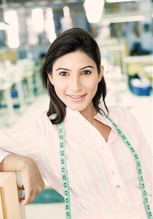 small business - Portrait d'un créateur de mode féminin debout dans une industrie textile et souriant Photographie de stock - Premium Libres de Droits, Code: 630-01874291