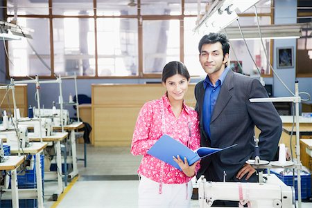 sewing factory - Portrait d'un homme d'affaires permanent avec un créateur de mode féminin dans l'industrie textile Photographie de stock - Premium Libres de Droits, Code: 630-01874308