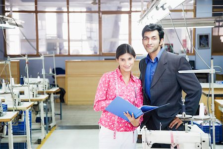 Porträt eines Kaufmanns stehend mit einer weiblichen Modedesignerin in einer Textilindustrie Stockbilder - Premium RF Lizenzfrei, Bildnummer: 630-01874308