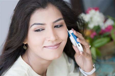 simsearch:630-01492890,k - High angle view of a young woman talking on a mobile phone Foto de stock - Royalty Free Premium, Número: 630-01874656