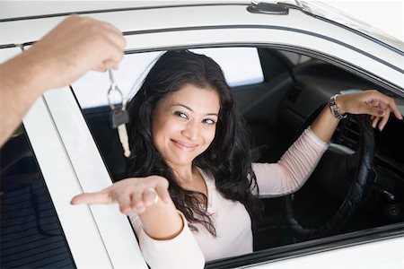 felicidades - Person's hand handing over a car key to a young woman Stock Photo - Premium Royalty-Free, Code: 630-01874805