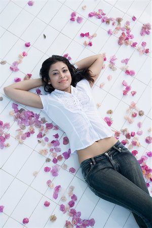 simsearch:630-01874597,k - High angle view of a young woman lying on her back on the floor Fotografie stock - Premium Royalty-Free, Codice: 630-01874939