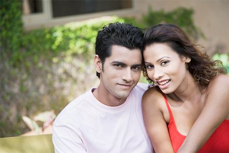 simsearch:630-01875298,k - Portrait d'un jeune couple souriant Photographie de stock - Premium Libres de Droits, Code: 630-01875028
