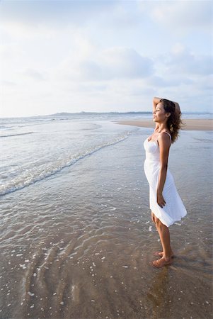 deep ocean - Side profile of a young woman standing on the beach Stock Photo - Premium Royalty-Free, Code: 630-01875136