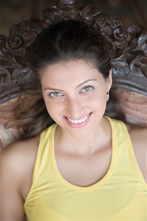 simsearch:630-01129601,k - Portrait of a young woman smiling Foto de stock - Royalty Free Premium, Número: 630-01875320