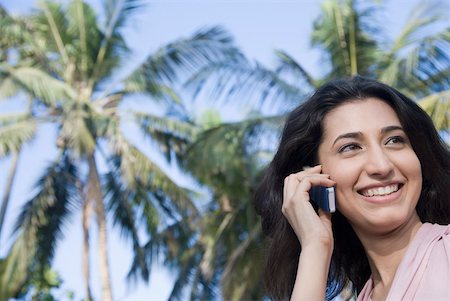 simsearch:630-01872828,k - Close-up of a young woman talking on a mobile phone and smiling Foto de stock - Royalty Free Premium, Número: 630-01875403