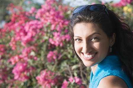 simsearch:630-01129601,k - Portrait of a young woman smiling Foto de stock - Royalty Free Premium, Número: 630-01875413