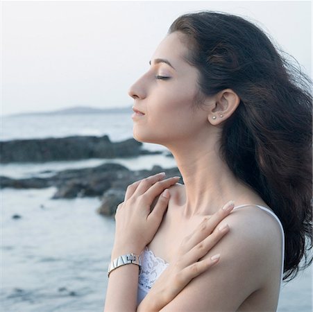 simsearch:630-01130027,k - Side profile of a young woman thinking with her arms crossed Stock Photo - Premium Royalty-Free, Code: 630-01875498