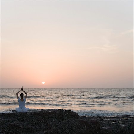 simsearch:400-06872008,k - Rear view of a woman practicing yoga on the coast Fotografie stock - Premium Royalty-Free, Codice: 630-01875517