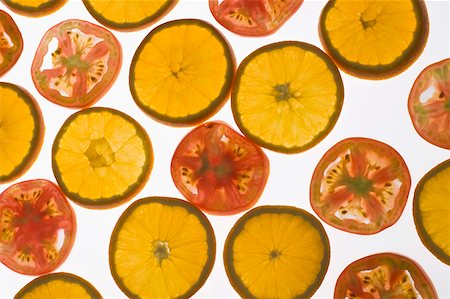 simsearch:630-01709268,k - Gros plan de tranches d'orange et de tomate Photographie de stock - Premium Libres de Droits, Code: 630-01875708